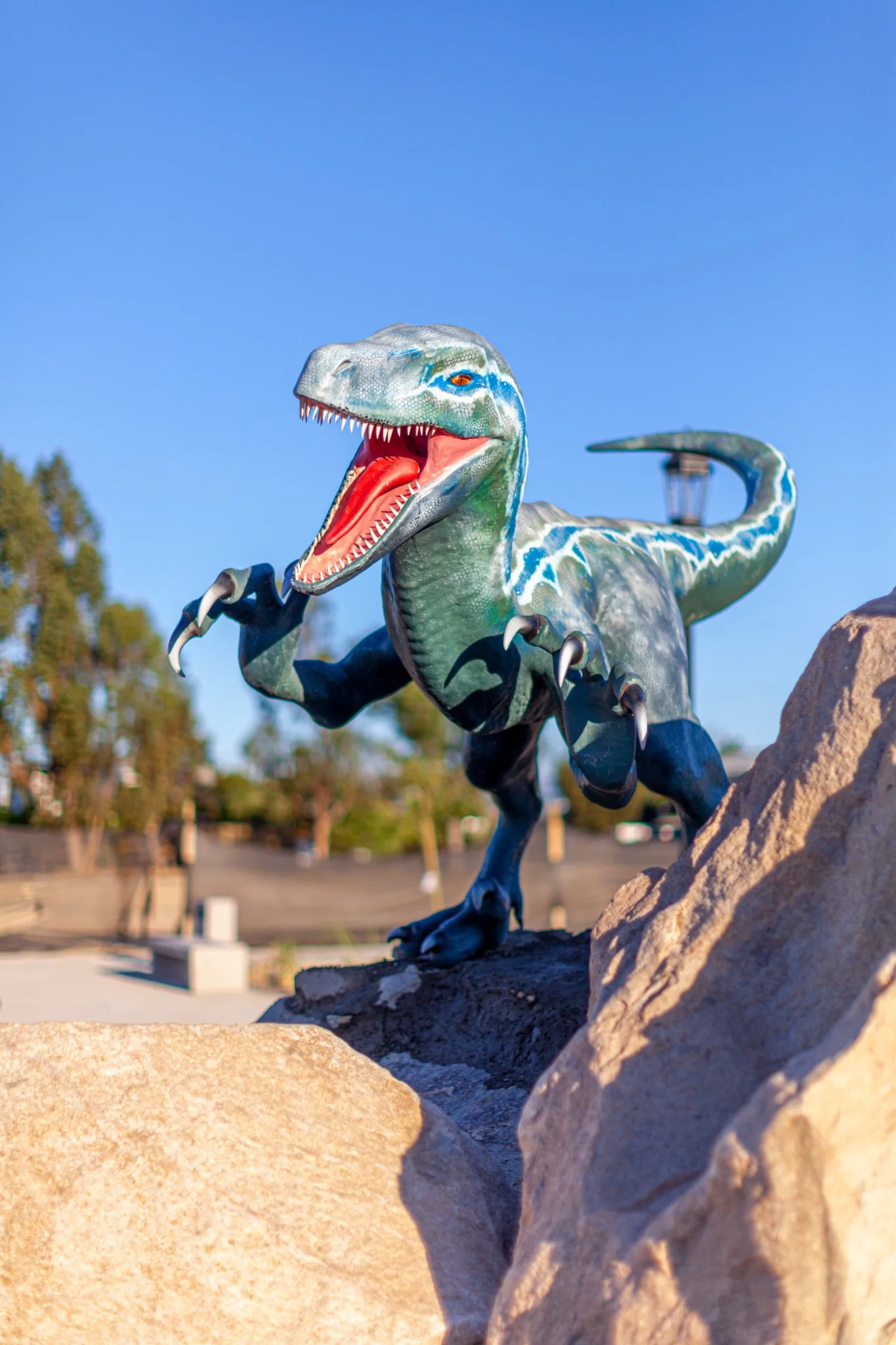 Escultura de velociraptor fabricada por LM Studio